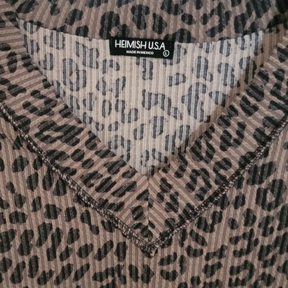 Heimish Boutique Brand Leopard Print V-Neck Top Size L - Picture 3 of 3